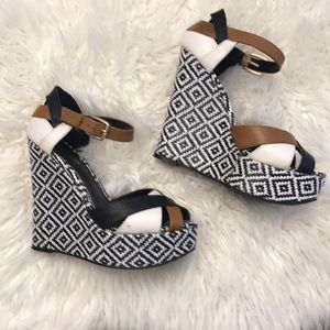 SOLD! Gorgeous ALDO wedges sz7